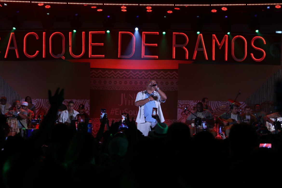 Juninho Thybau no show "Eu sou assim" no Teatro Rival Petrobras