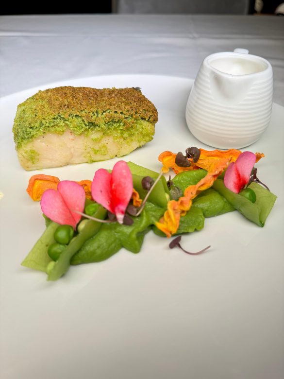 Peixe Lombo de robalo em crosta de ervas, mousseline de ervilhas e beurre blanc de limão - Dvulgação Le Cordon Bleu
