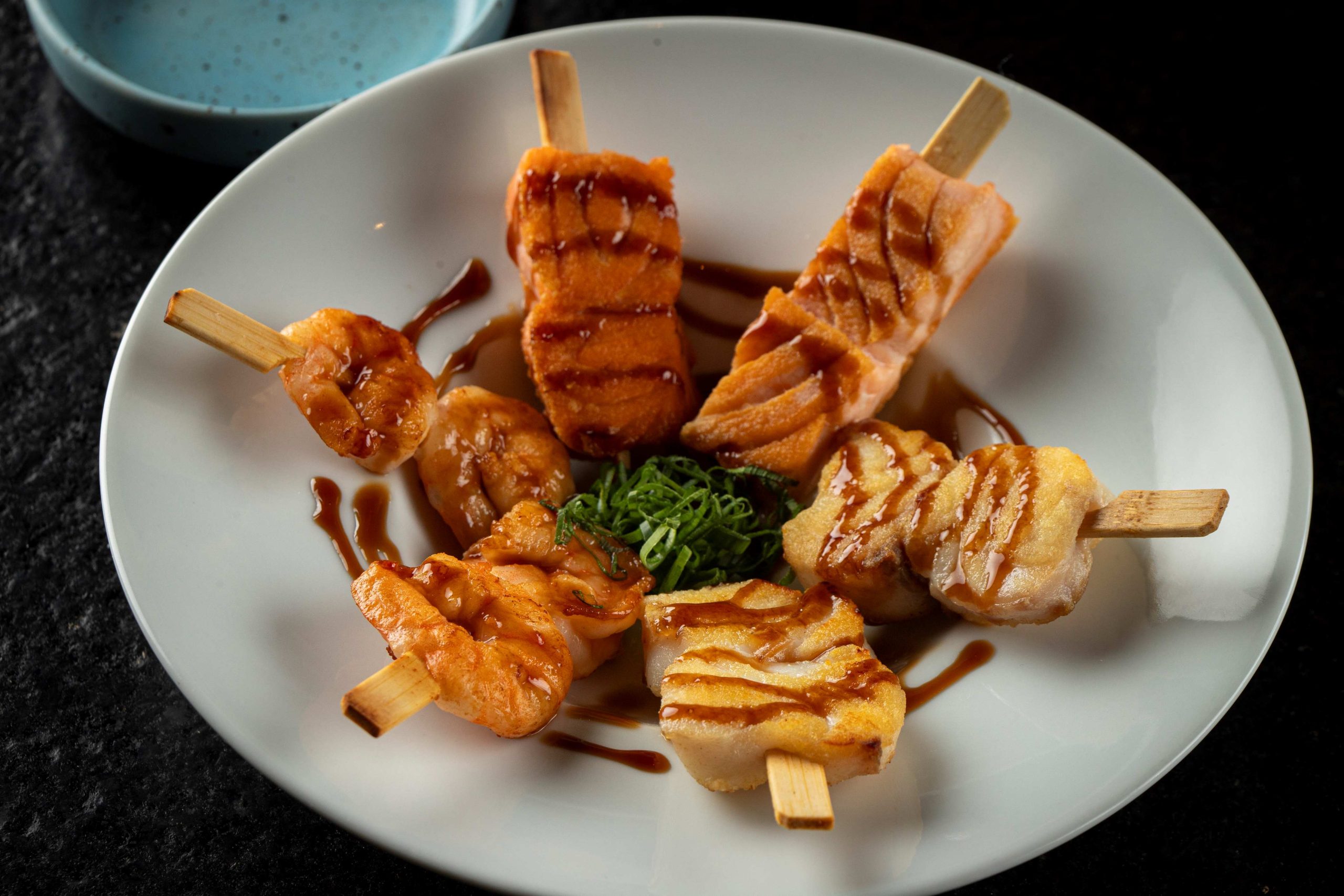 Peixoto Sushi apresenta uma experiência gastronômica para homenagear os pais 8 Robata de Frutos do Mar_Menu doChef - Peixoto Sushi - Foto: Rodrigo Galvão