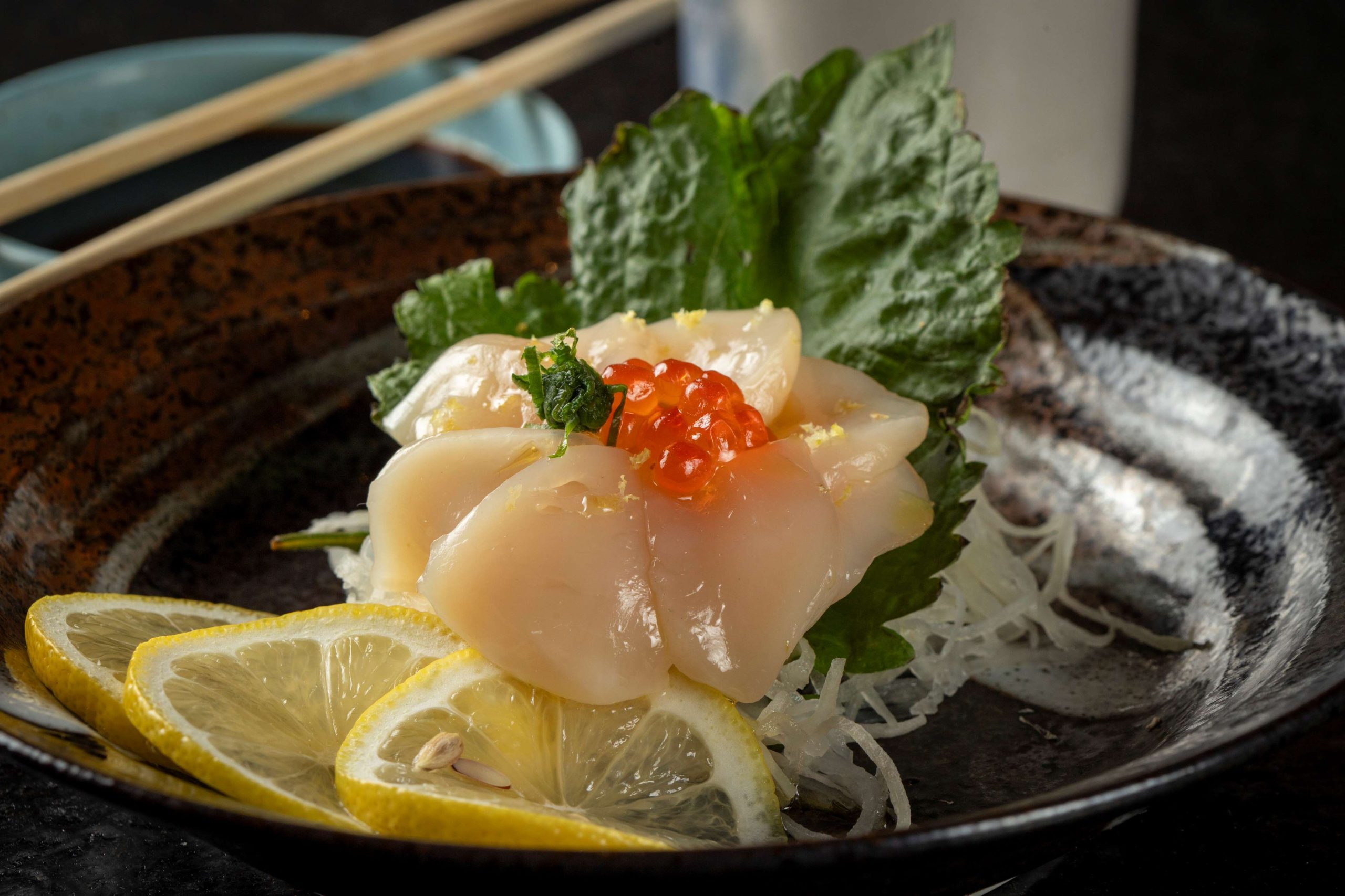 Peixoto Sushi apresenta uma experiência gastronômica para homenagear os pais 9 Sashimi de Vieira - Menu do Che - Peixoto Sushi - Foto: Rodrigo Galvão