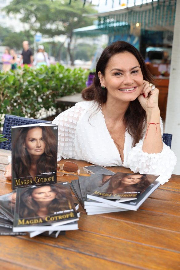 Magda Cotrofê celebra 40 anos de carreira com autobiografia