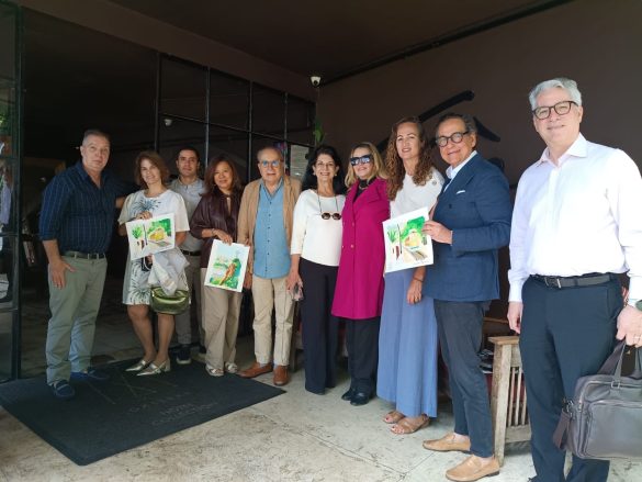 O grupo de convidados com as aquarelas do francês Jerome Pignard
