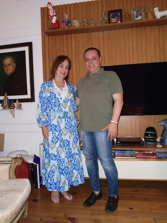 O colunista Vinicius Fernandes com Cintia Ventura ,recém chegada da Grécia