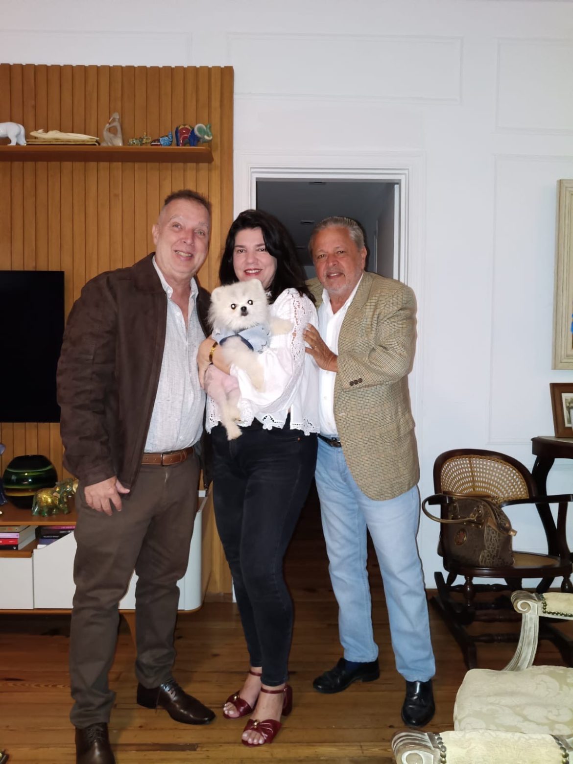 Bayard Boiteux com Joana e Aloysio Teixeira e o mascote da família