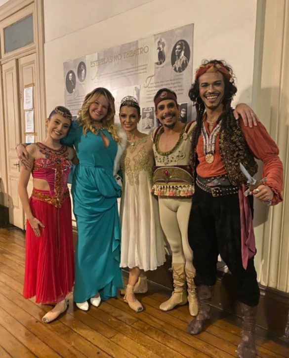 A presidente da Associação Viviane Fernandes com os bailarinos