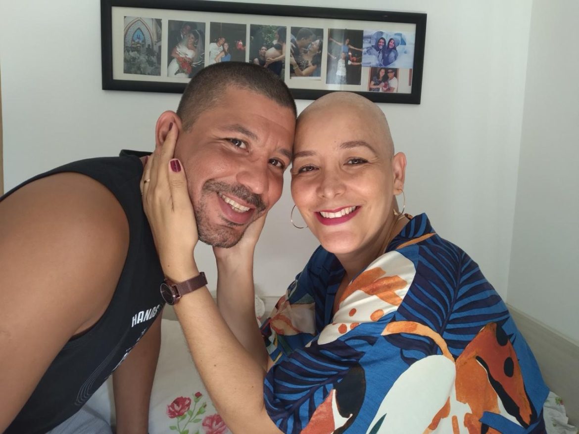 Adriano e Flávia no dia que rasparam a cabeça