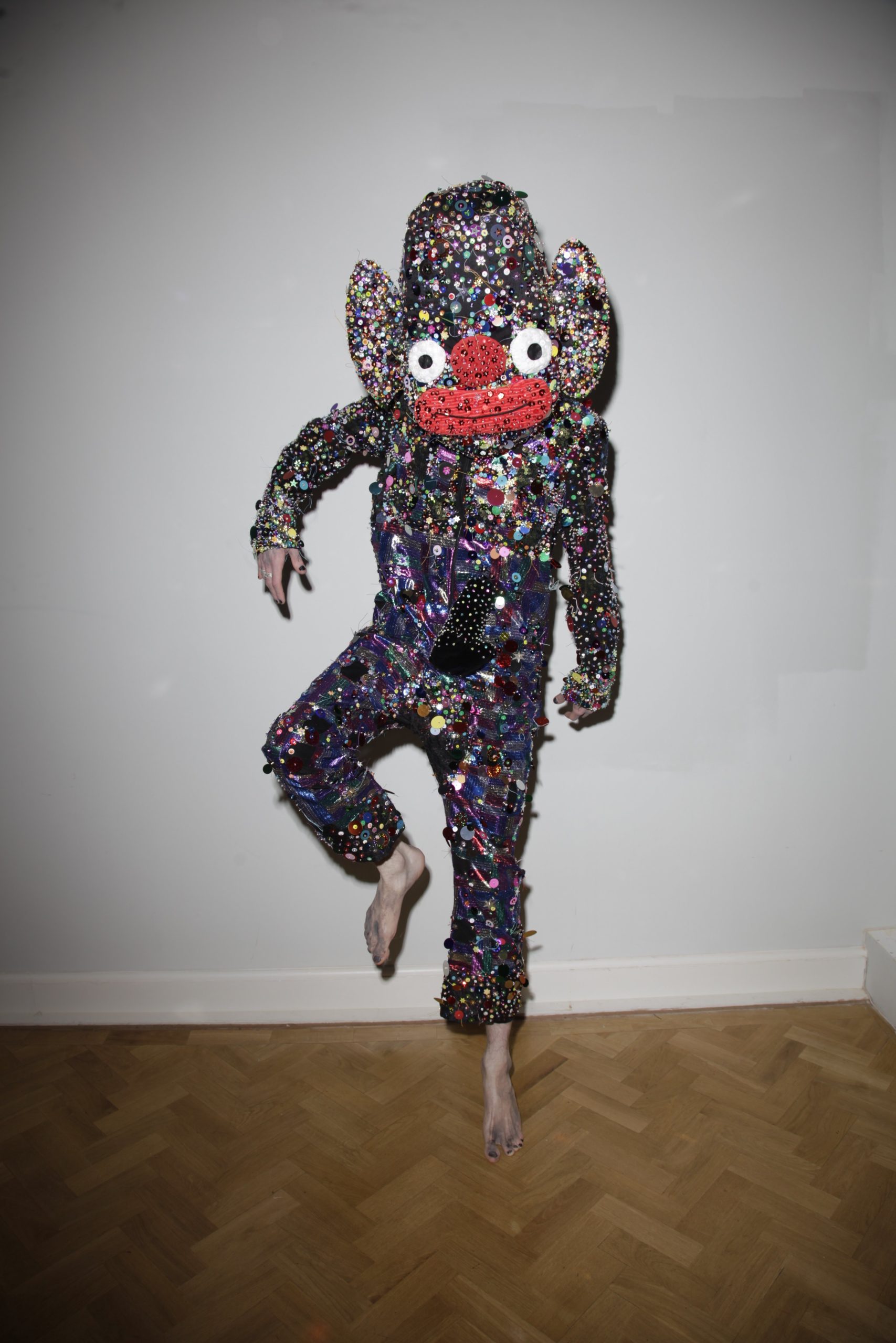 Destaque da FITE, bienal têxtil francesa realizada desde 2012, exposição PLAY chega ao Sesc Pinheiros e integra a Temporada França-Brasil 2025 7 Bas Kosters, _Glitter Clown_ © Marc Deurloo