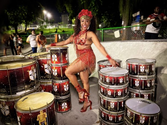 Elaine Caetano = Rainha de bateria Renascer