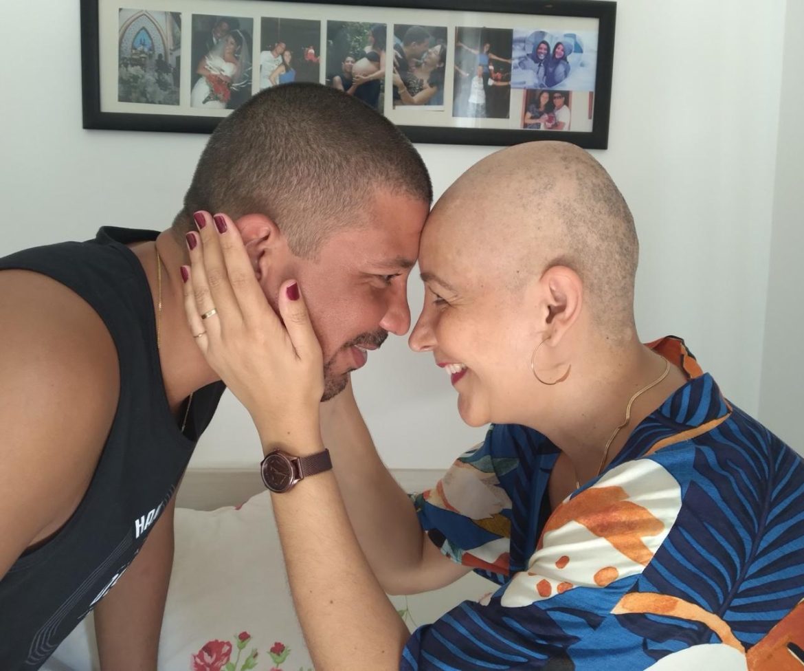 Adriano e Flávia no dia que rasparam a cabeça