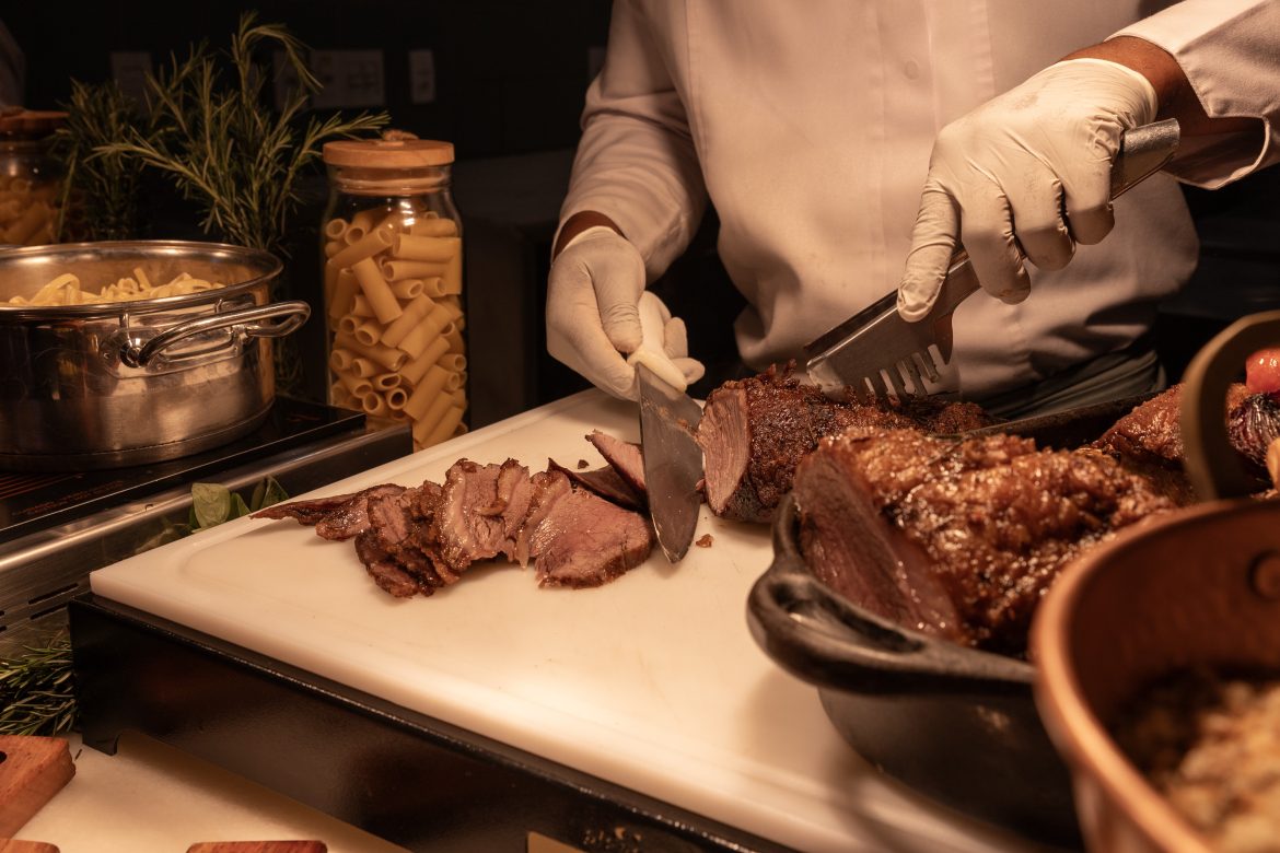 Grand Hyatt Rio de Janeiro promove almoço de Dia dos Pais com carnes nobres, caipirinha e chopp gelado