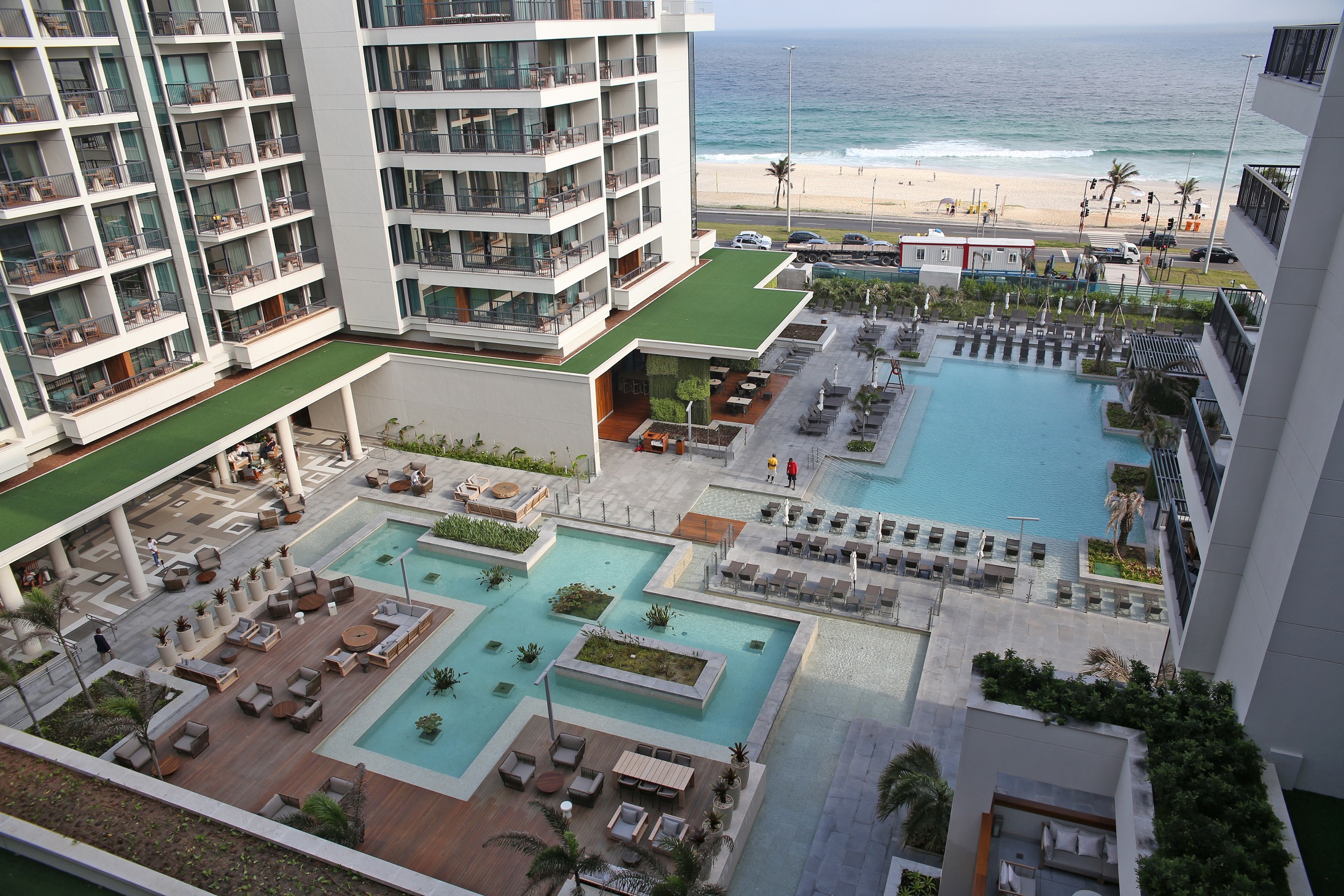 Grand Hyatt Rio de Janeiro promove almoço de Dia dos Pais com carnes nobres, caipirinha e chopp gelado 7 Grand Hyatt Rio de Janeiro_piscinas