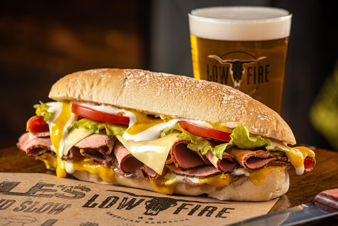 Low Fire Smokehouse – Roast Beef Sandwich – Foto: Tomás Vélez Low Fire Smokehouse - Roast Beef Sandwich - Foto: Tomás Vélez