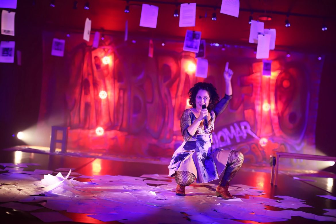 Geovana Pires encena o solo “Perigosas Damas”