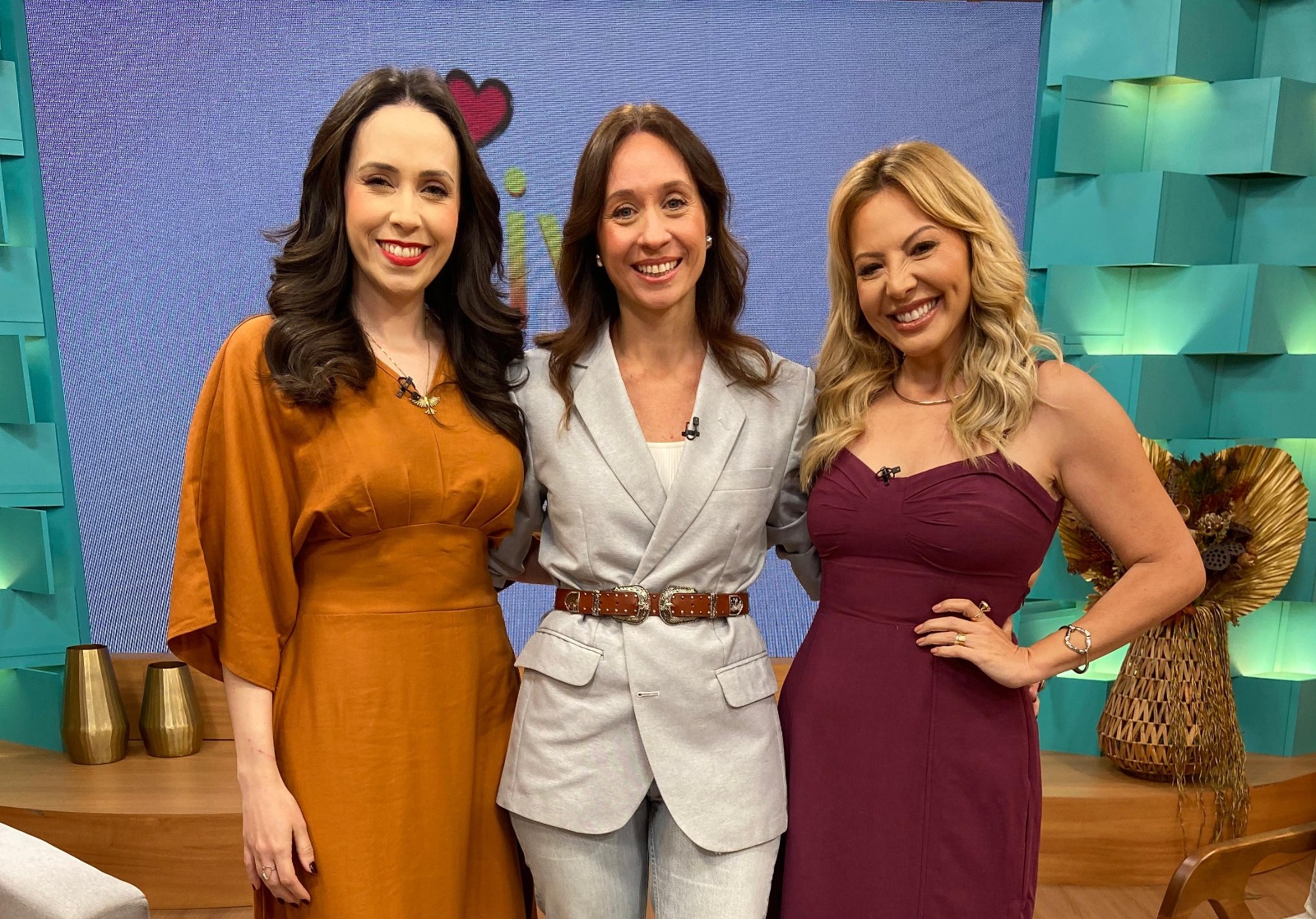 Programa Viva a Tarde recebe Vanessa Moura para falar sobre elegância atemporal 7 Abiane e Gabriela Leite recebem a consultora de imagem Vanessa Moura no Viva a Tarde, da TV Aparecida - Arquivo Pessoal