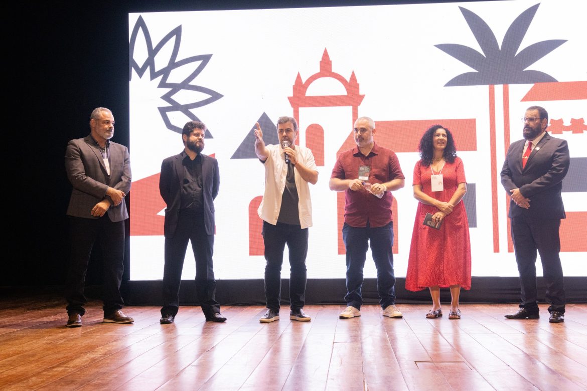 Wanderson Primo (Porto do Açu), Gabriel Barbosa (Quiprocó Filmes), Marcelo Freixo (Embratur), Fernando Sousa (diretor do festival), Marina do MST (vereadora) e Professor Raul Palácio (UENF) Wanderson Primo (Porto do Açu), Gabriel Barbosa (Quiprocó Filmes), Marcelo Freixo (Embratur), Fernando Sousa (diretor do festival), Marina do MST (vereadora) e Professor Raul Palácio (UENF)