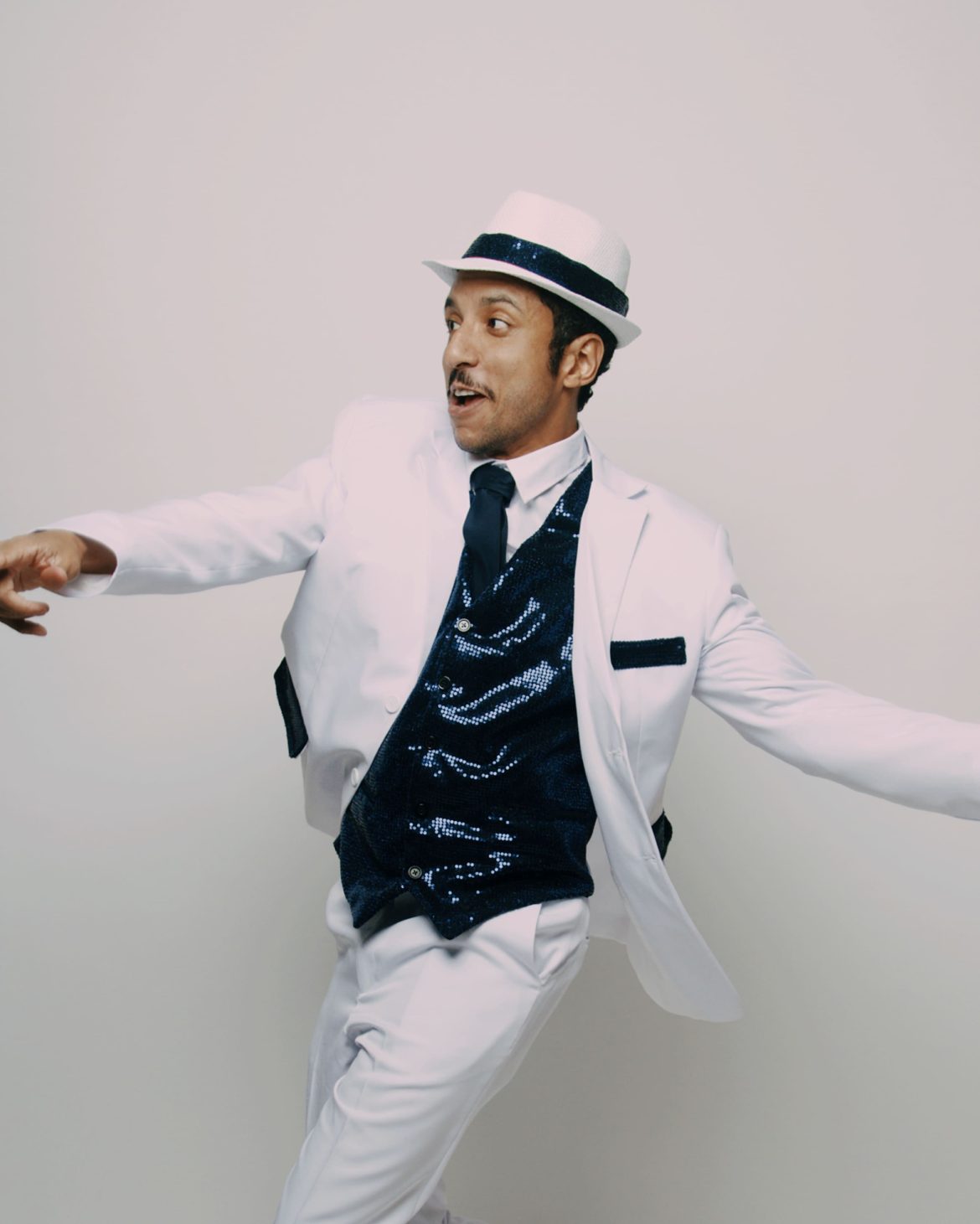 Solo de teatro de Felipe Frazão e Victor Mendes tem ginga de samba e sabor de vida Solo de teatro de Felipe Frazão e Victor Mendes tem ginga de samba e sabor de vida