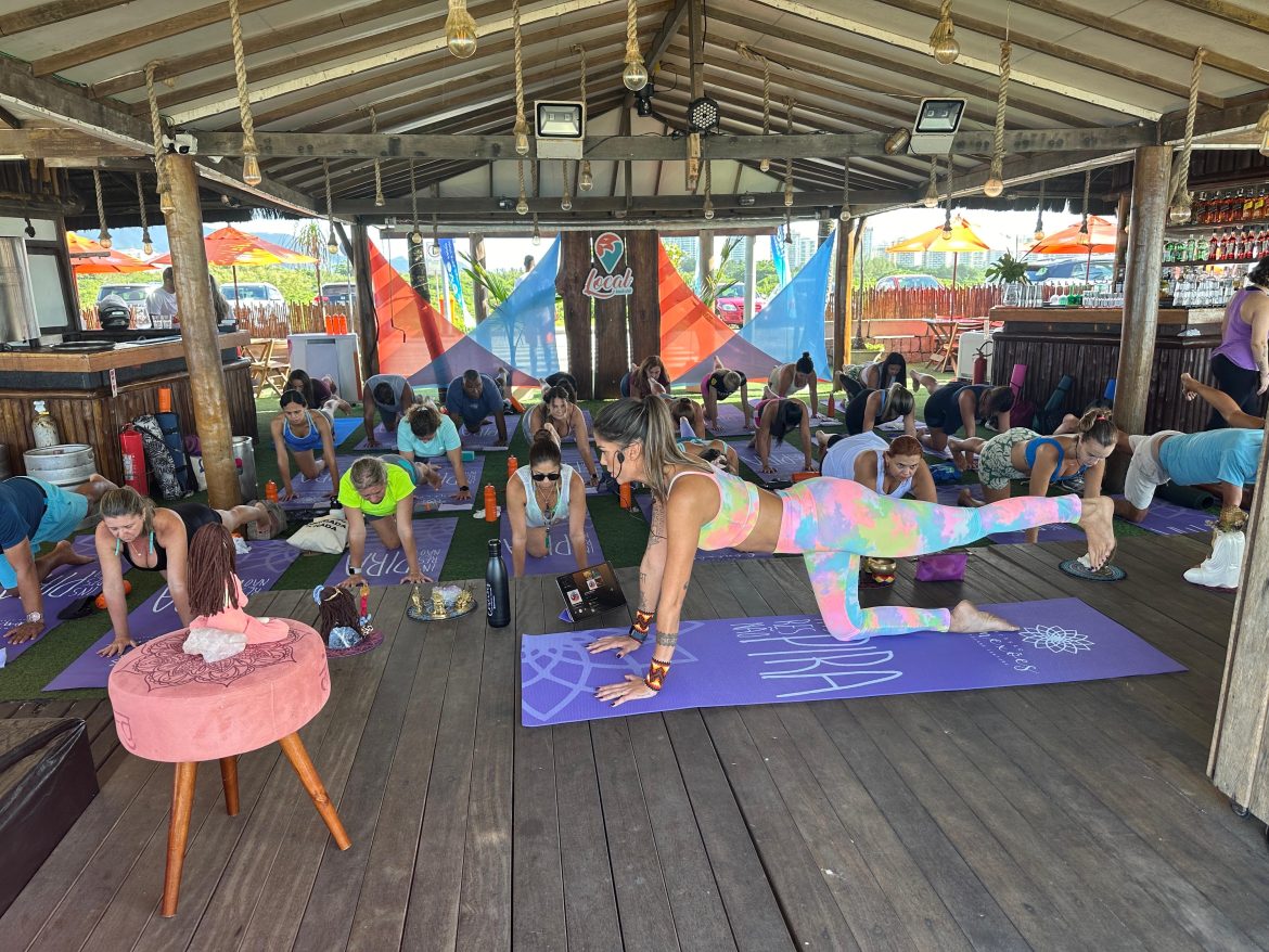 Um amanhecer diferente: Conexões Cacau traz ao Rio ritual de renovação na Praia da Reserva Um amanhecer diferente: Conexões Cacau traz ao Rio ritual de renovação na Praia da Reserva