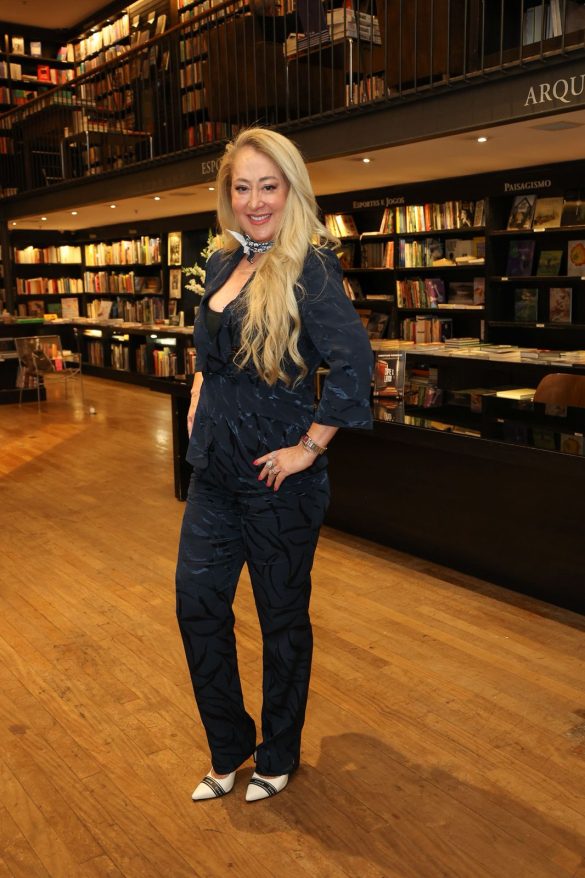 Christiane Monnerat lança Crime e Latido em noite prestigiada no Rio