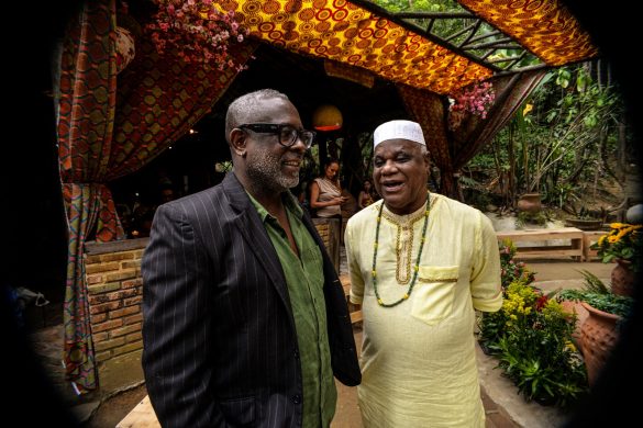 Babalawô Ivanir dos Sants com Pastor Kleber Lucas - foto de Zezinho