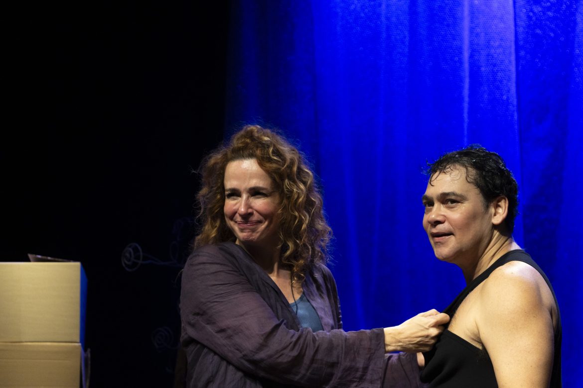 Ela, e Algumas Histórias