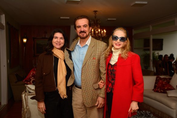 Joana Teixeira , o cônsul da Finlândia ,Sérgio Chamone e a baronesa Diana Macedo