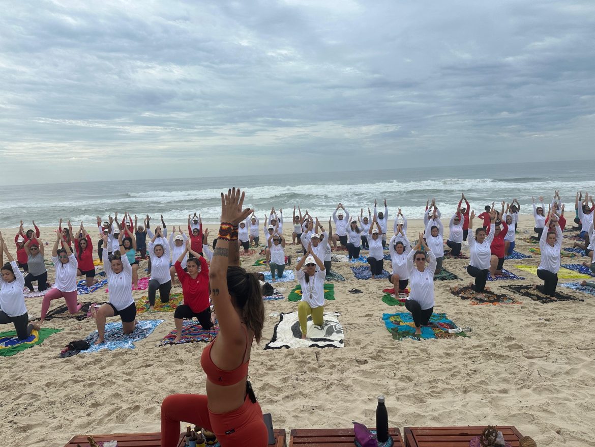 Um amanhecer diferente: Conexões Cacau traz ao Rio ritual de renovação na Praia da Reserva