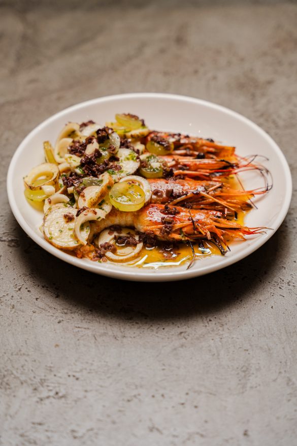 Camarão vermelho com palmito pupunha, uva verde e azeitona da liguria Camarão vermelho com palmito pupunha, uva verde e azeitona da liguria