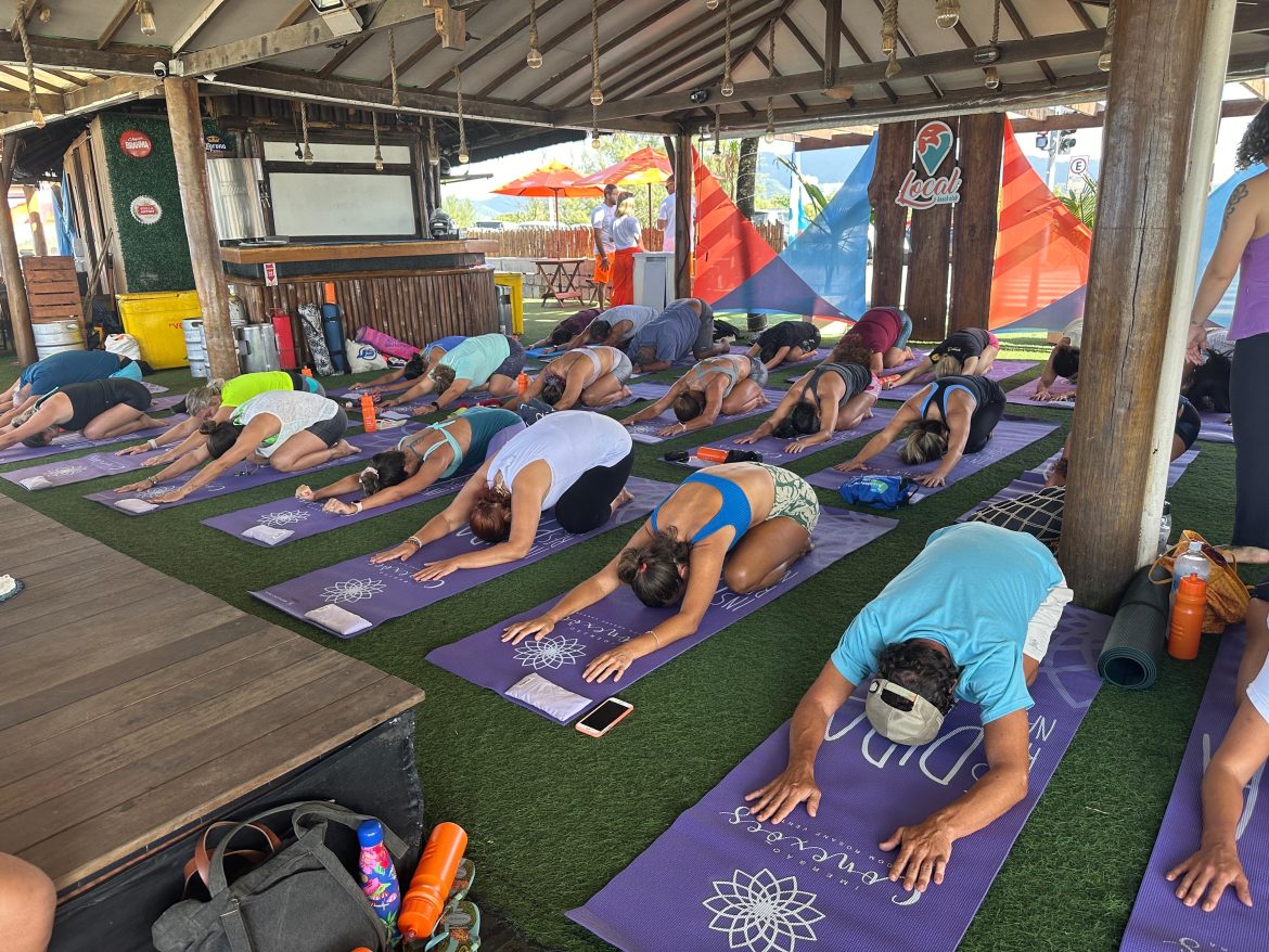 Um amanhecer diferente: Conexões Cacau traz ao Rio ritual de renovação na Praia da Reserva Um amanhecer diferente: Conexões Cacau traz ao Rio ritual de renovação na Praia da Reserva