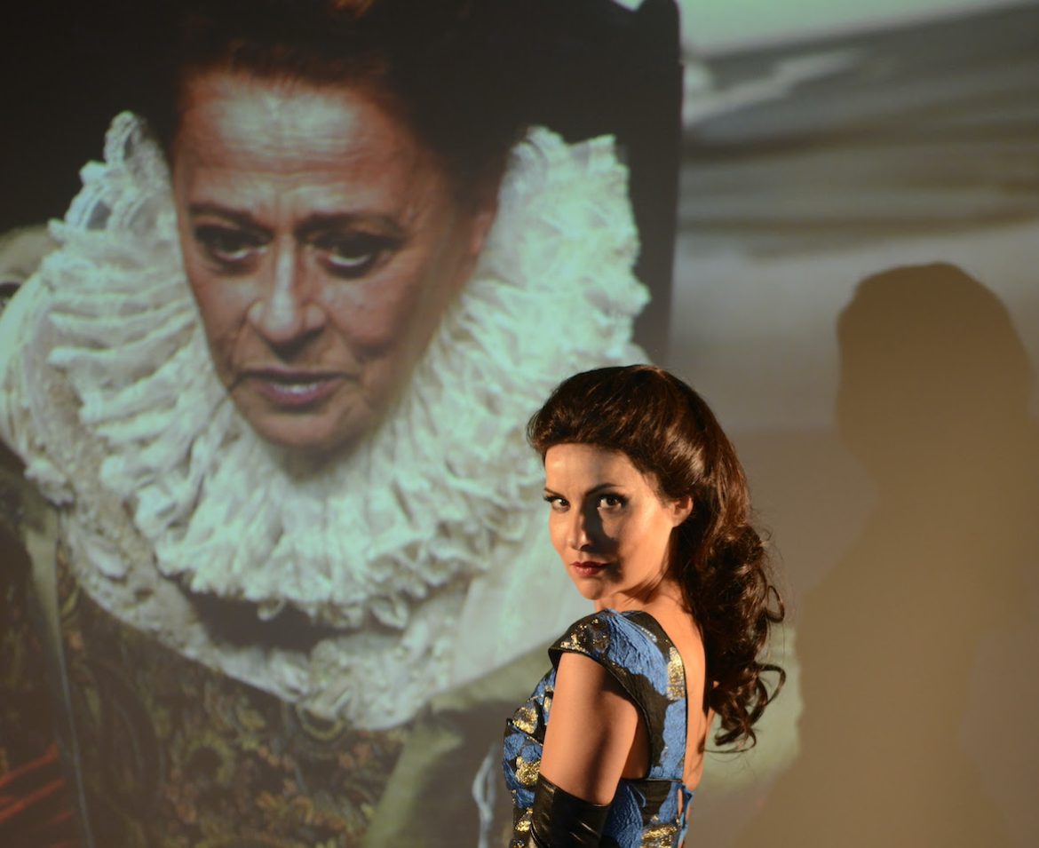 Amanda Acosta em 'Norma Bengell, o Brasil em Revista', texto e direção Aimar Labaki