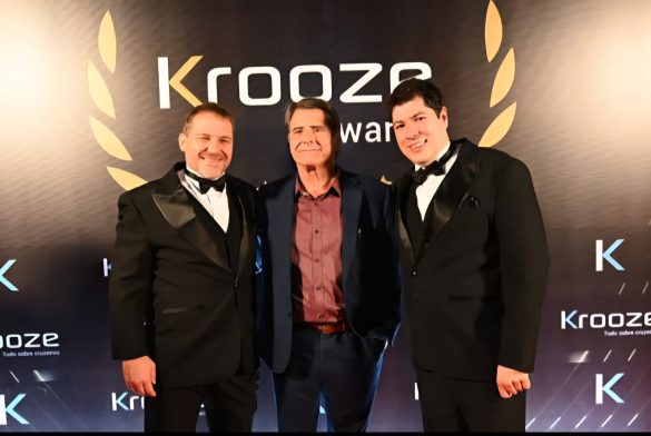 Américo Relvas (centro), Diretor do Pier Mauá, na premiação que agraciou o porto carioca com dois troféus Américo Relvas (centro), Diretor do Pier Mauá, na premiação que agraciou o porto carioca com dois troféus