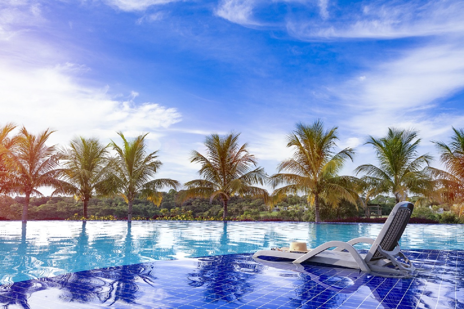 Malai Manso celebra o Dia da Melhor Idade com experiências de bem-estar e lazer na Chapada dos Guimarães (MT) 7 Alta | WebPiscina de borda infinita do Malai Manso Resort - Deck Molhado