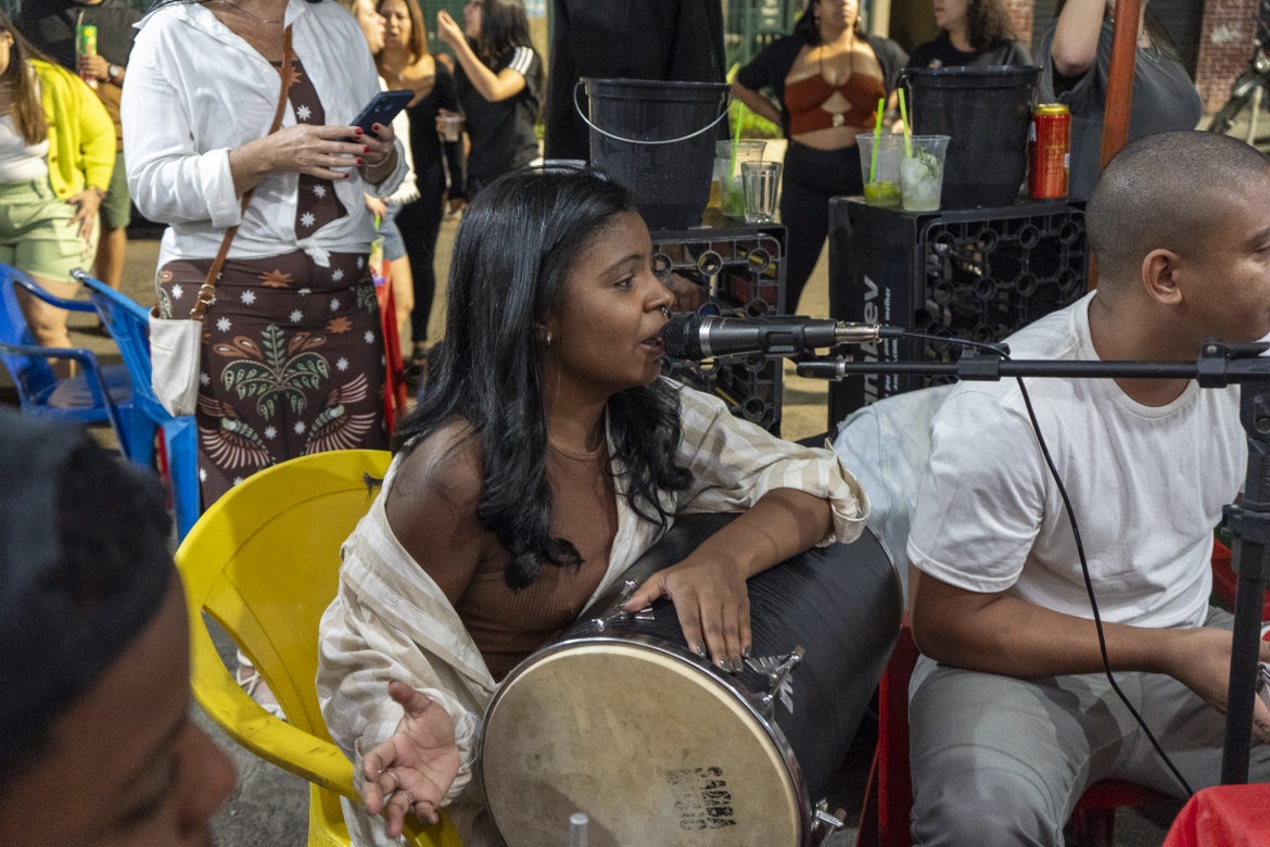 Yasmim Amorim, uma das idealizadoras do projeto, na roda do Samba do Pé