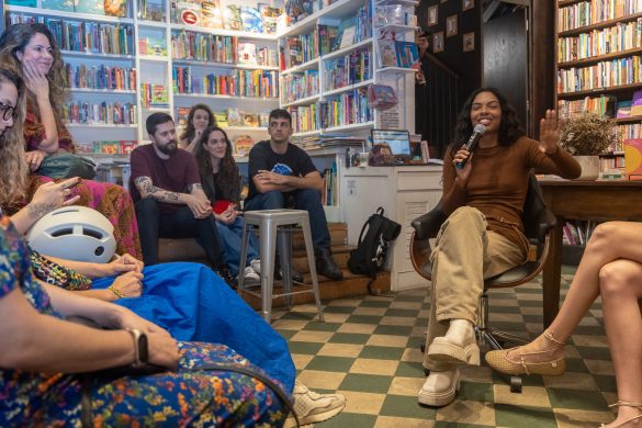 A alegria de ficar de fora