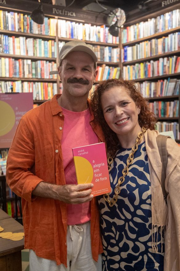 A alegria de ficar de fora