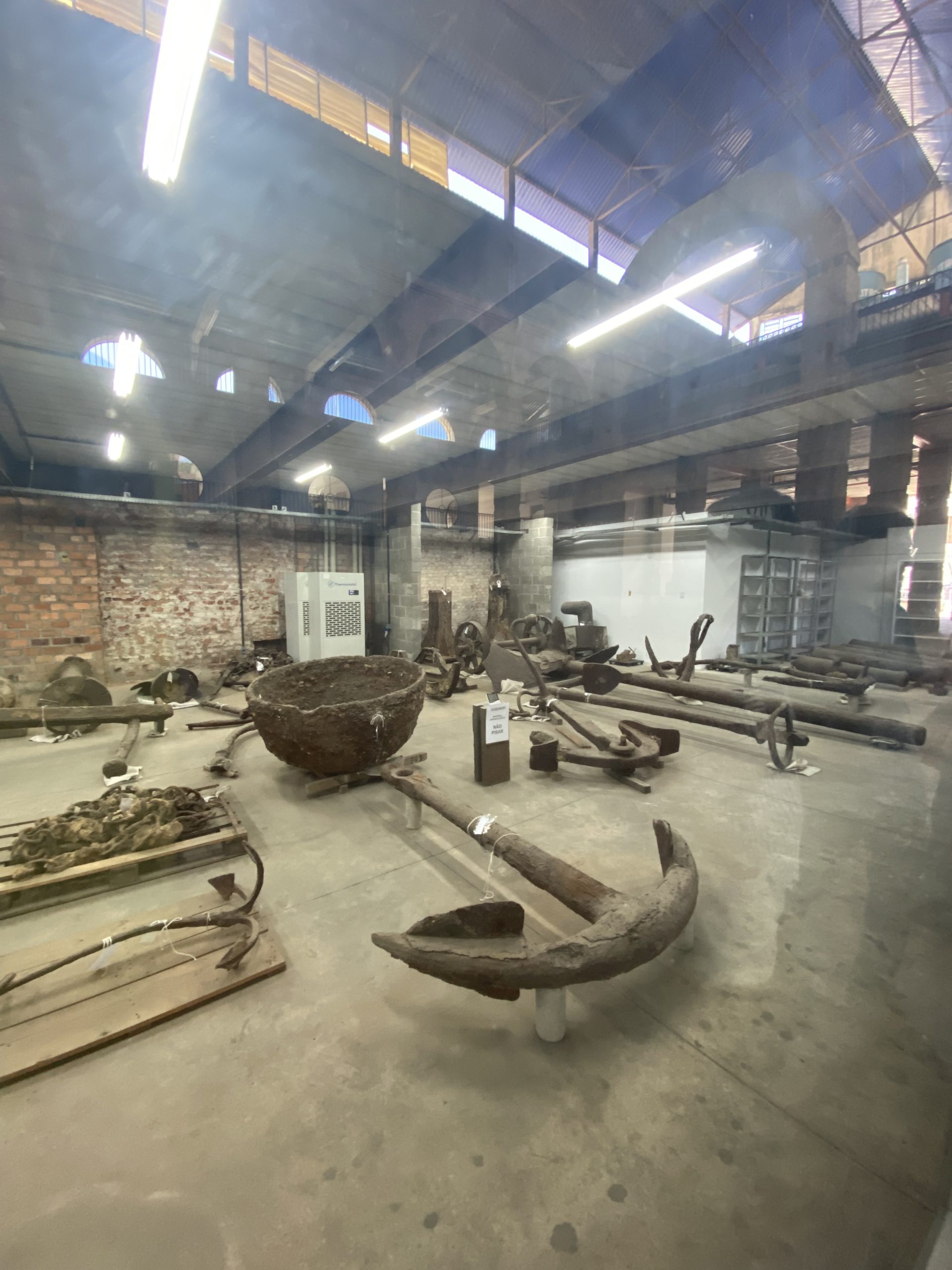 Pequena África recebe encontro internacional sobre reparação e ancestralidade 7 Acervo LAAU peças de metal, cerâmica e acúmulo de sedimentos