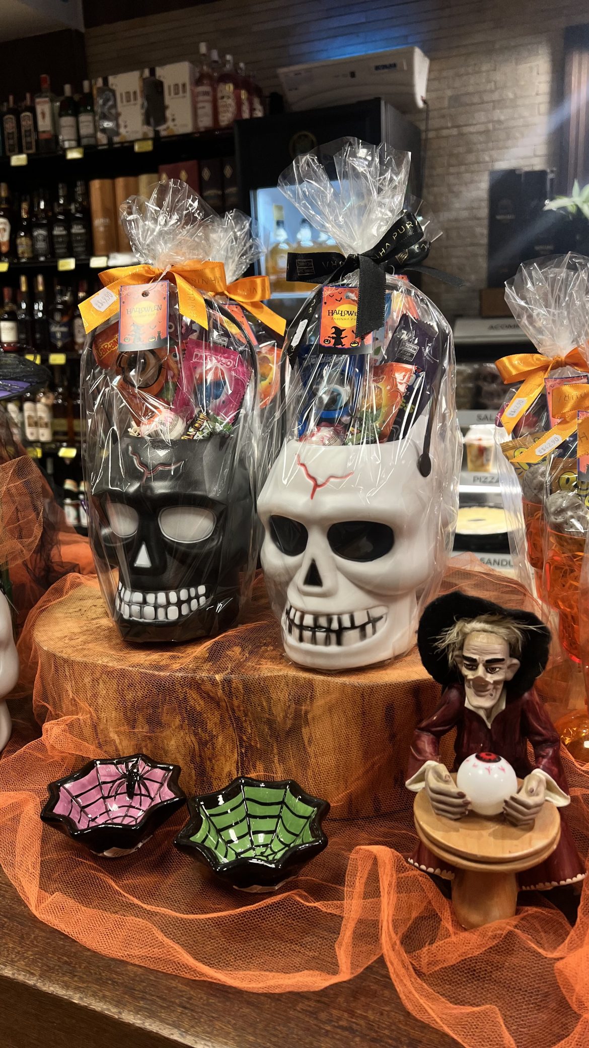 Empório Farinha Pura entra no clima do Halloween com kits temáticos