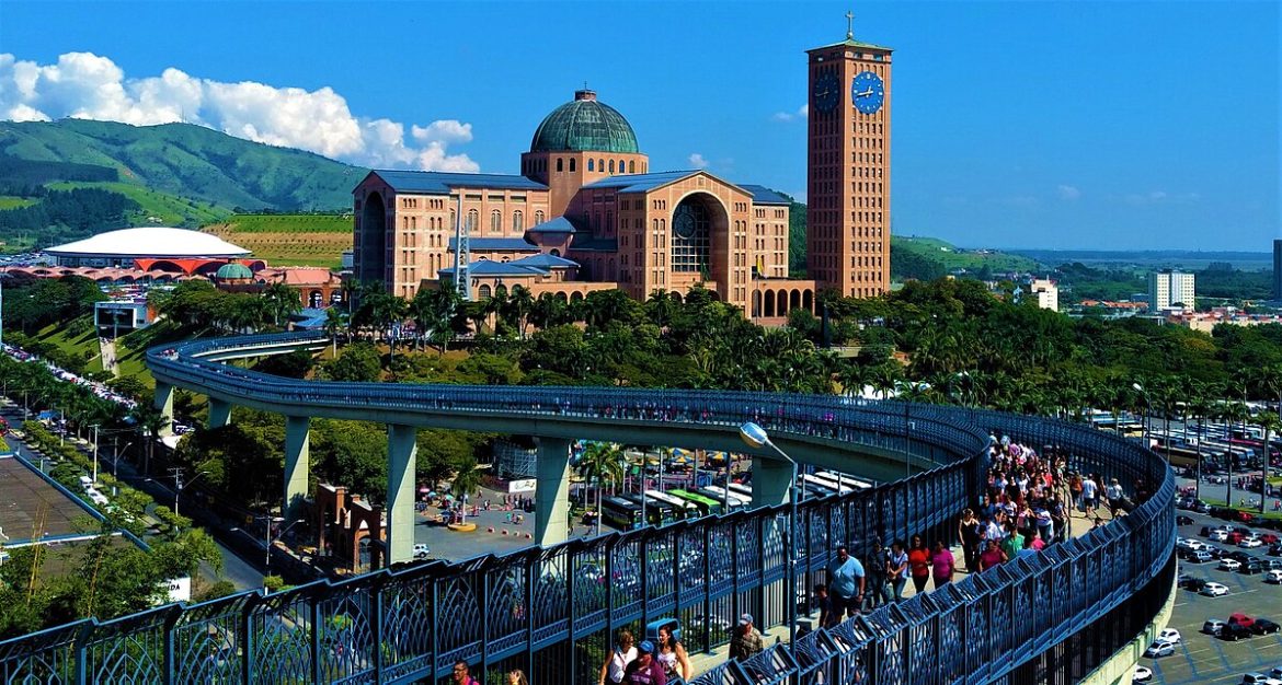 DeÔnibus leva você ao Santuário Nacional de Aparecida DeÔnibus leva você ao Santuário Nacional de Aparecida