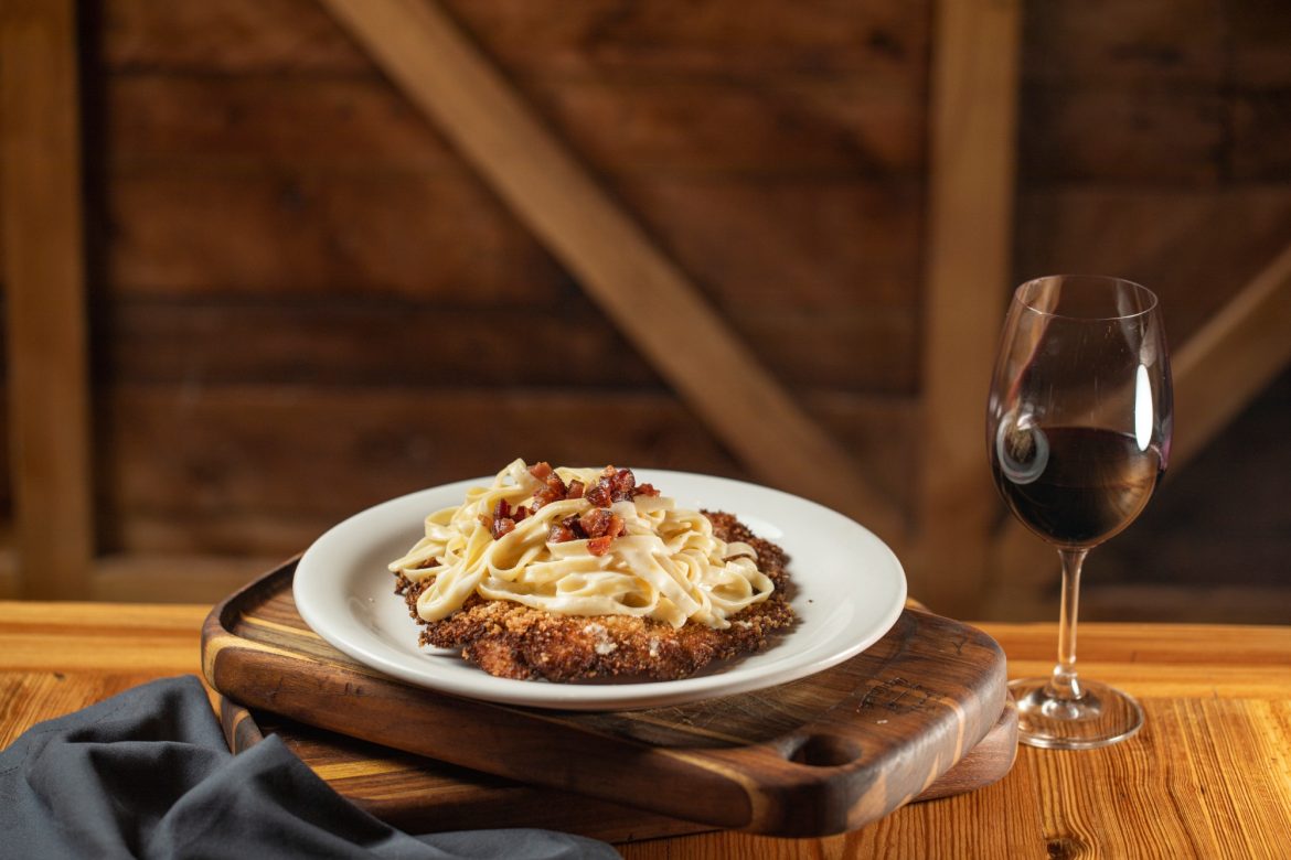 BistrOgro – Milanesa suíno com fettuccine e bacon – foto: Beto Roma BistrOgro - Milanesa suíno com fettuccine e bacon - foto: Beto Roma