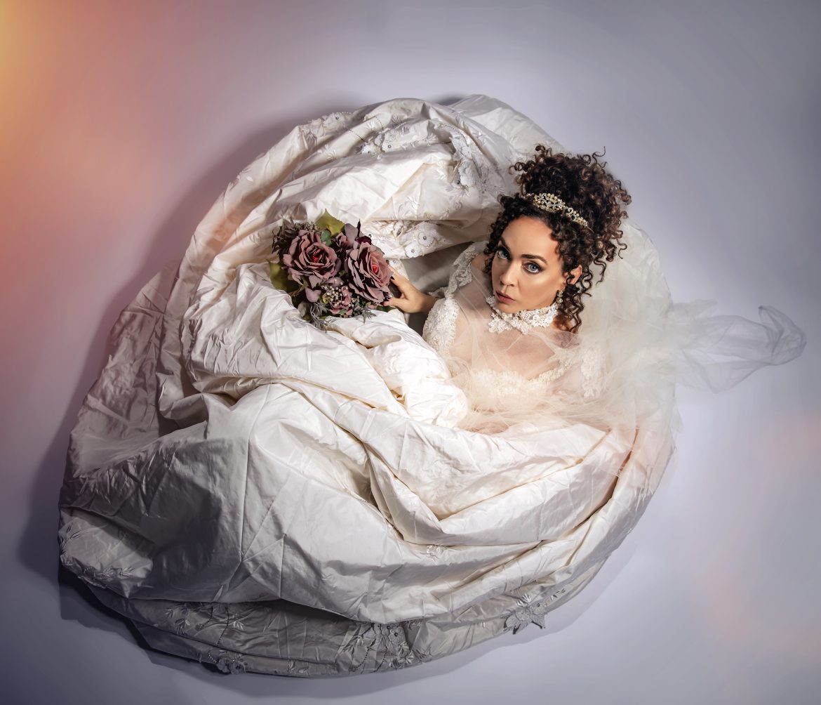 Laila Garin estreia a comédia “Músicas que fiz em seu nome” no Teatro Adolpho Bloch Laila Garin estreia a comédia “Músicas que fiz em seu nome” no Teatro Adolpho Bloch