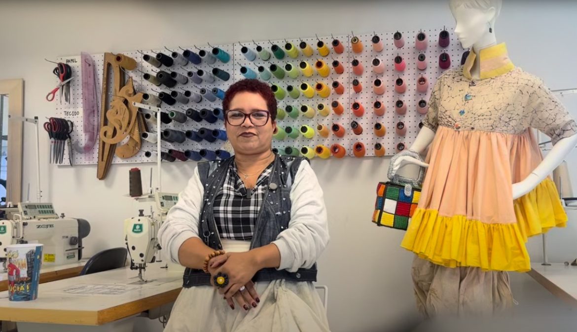Gilcimara, aluna do curso de moda ao lado de seu vestido