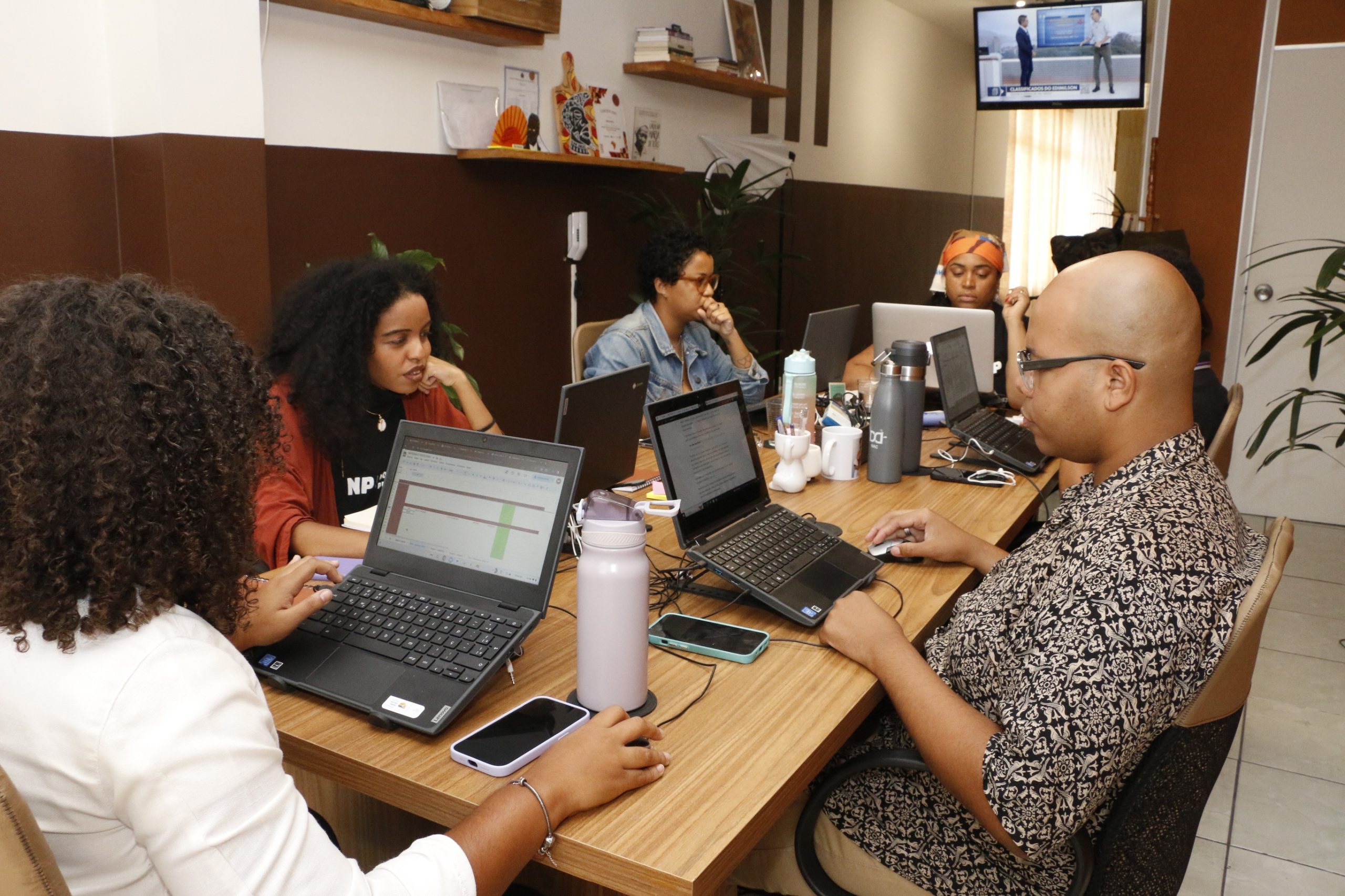 Escola Antirracista abre inscrições para curso com abordagem inédita sobre raça, classe e comportamento social