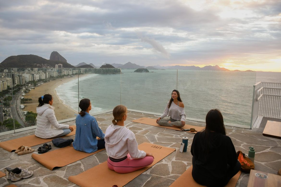 Rio Othon Palace promove aulão de Yoga com Esther Bruno e brunch minimalista do chef Rubens Gonçalo no rooftop