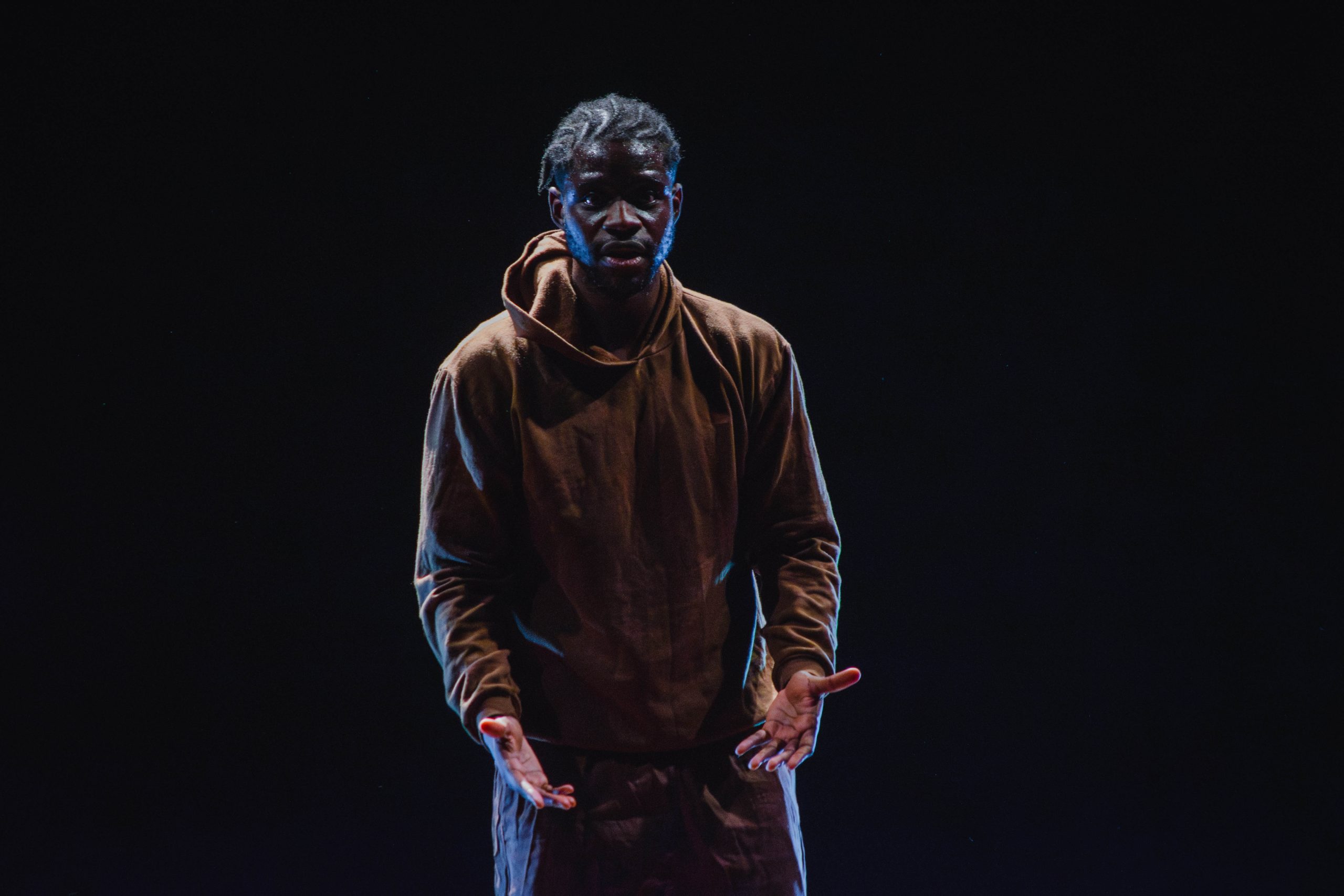 Resistência, arte e representatividade: Lucas Popeta chega ao Centro Cultural Justiça Federal com o aclamado monólogo “Quebrando Paradigmas” 7 Lucas Popeta em Quebrando Paradigmas