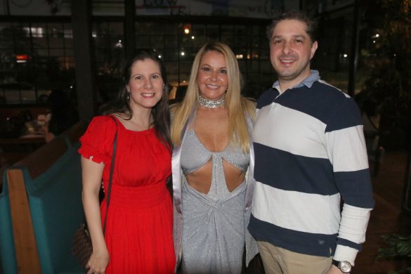 Viviane Fernandes com a atriz Evelyn Montesano e o marido dela, Rodrigo Hartz