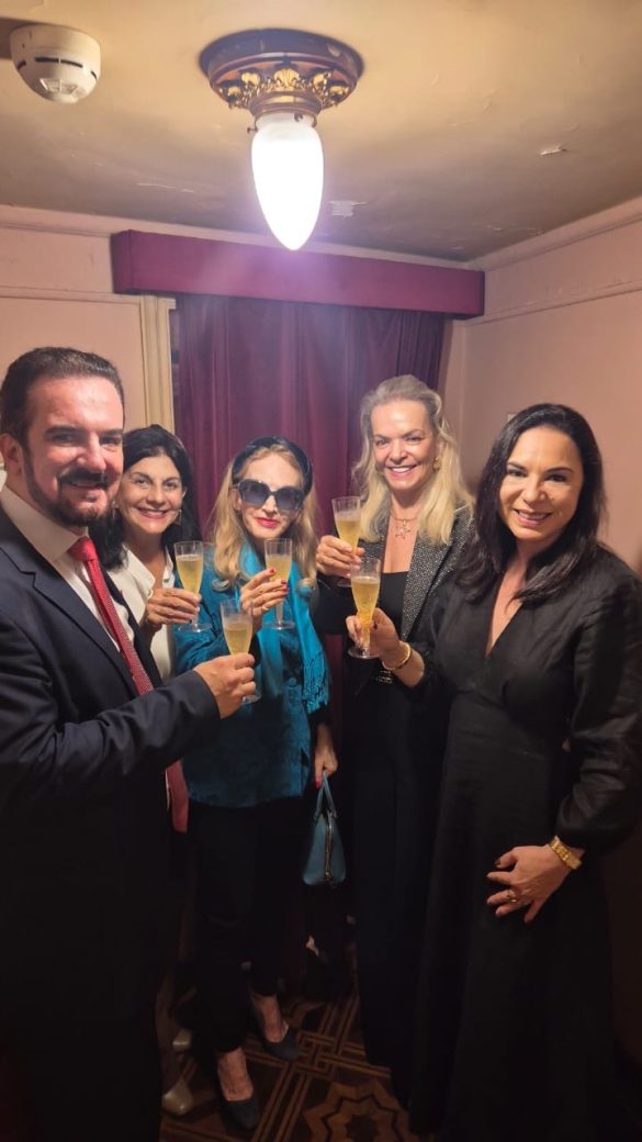 O brinde antes do espetáculo para brindar cultura em foco