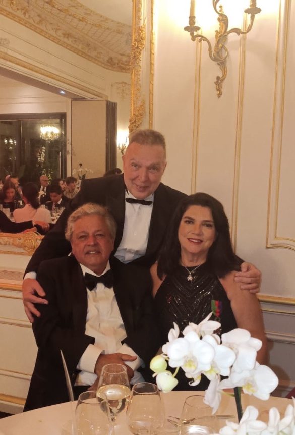 A agraciada Joana Teixeira , o marido Aloysio Teixeira e Bayard Boiteux. A agraciada Joana Teixeira , o marido Aloysio Teixeira e Bayard Boiteux.