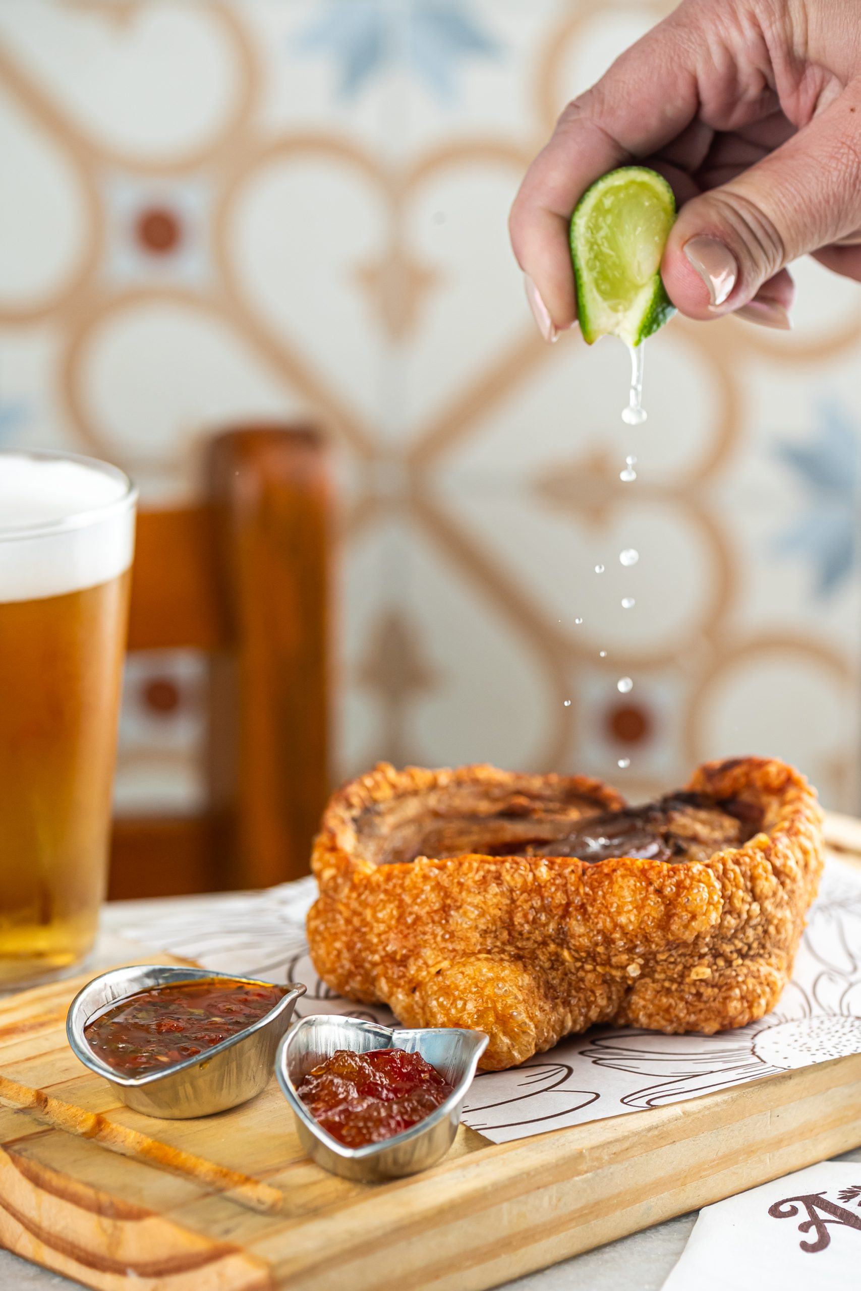 Antiquário do Breganha lança torresmo de rolo artesanal com preparo de três dias 7 https://sopacultural.com/antiquario-do-breganha-lanca-torresmo-de-rolo-artesanal-com-preparo-de-tres-dias/