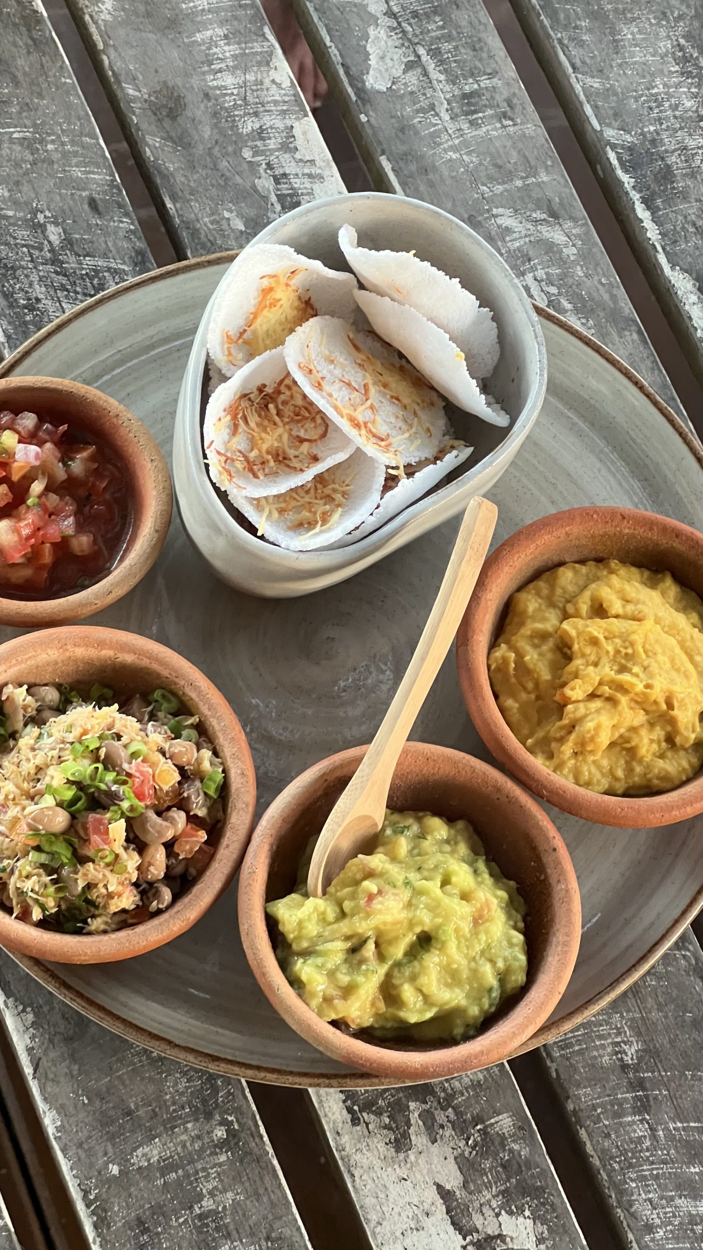 Bocados, vatapá, guacamole, siri com feijão verde e vinagrete apimentado, bolachas finitas de tapioca