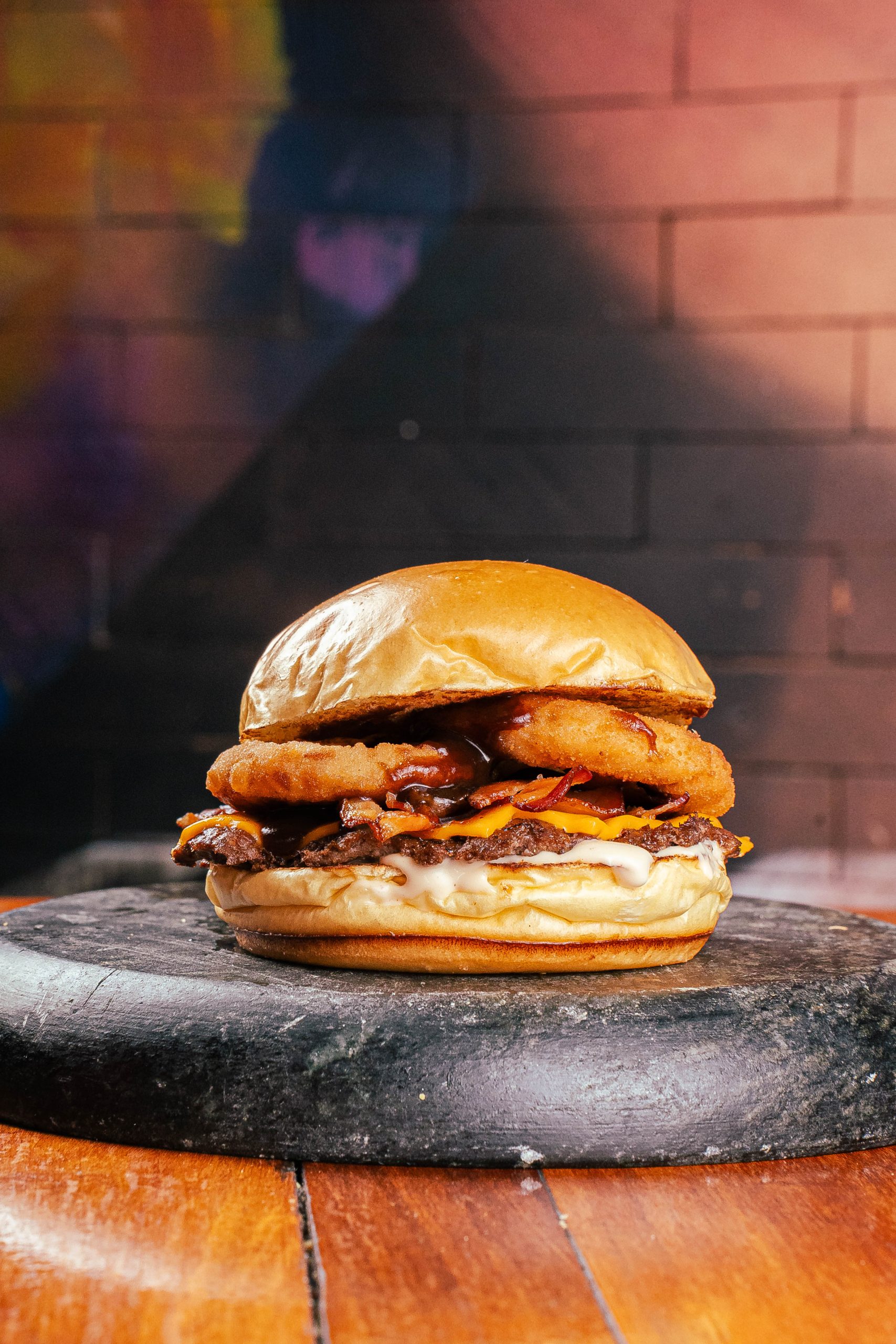 Defumado e crocante: Usina Burger aposta em versões sazonais no menu 8 Onion BBQ Burger - Usina Burger