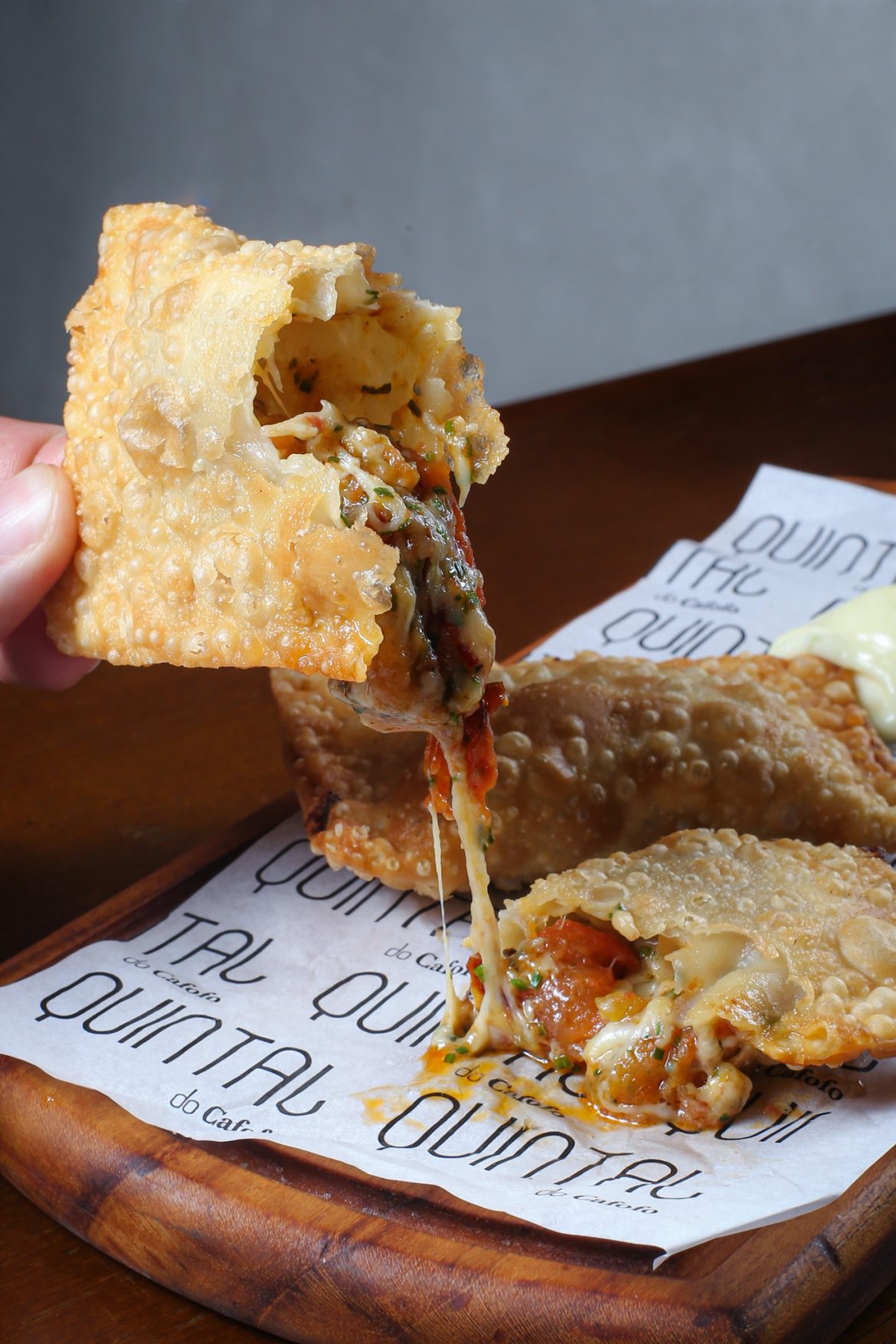 Pastel de gorgonzola com tomate